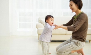 3 lỗi sai của cha mẹ khi cho trẻ tập đi gây hậu quả tai hại về sau