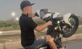 Bị phạt 9,2 triệu đồng vì đi xe máy bốc đầu rồi 'khoe chiến tích' lên TikTok