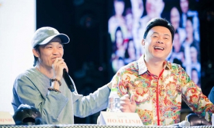 Hoài Linh thức trắng đêm để dõi theo lễ tang cố nghệ sĩ Chí Tài tại Mỹ