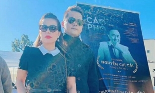 Hoàng Anh cùng 'tình tin đồn' bị chỉ trích khi ôm eo tạo dáng giữa tang lễ cố nghệ sĩ Chí Tài