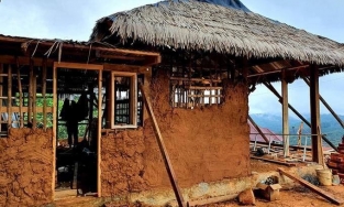 Chàng trai 24 tuổi cùng bạn gái rời thành thị về quê, tự xây nhà bằng đất