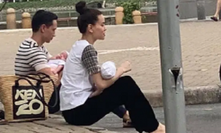 Hồ Ngọc Hà và Kim Lý bế hai con ngồi bệt vỉa hè hóng mát