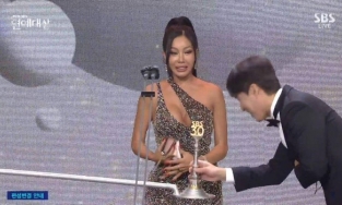 Lễ trao giải lạ đời nhất showbiz năm 2020: Đeo mặt nạ chính mình, trao giải bằng gậy