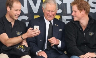 Vì sao việc dùng điện thoại trước mặt dân lại cấm kỵ với Hoàng gia Anh?