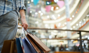 Nghề lạ: Cầm tiền và mua quần áo cho người siêu giàu