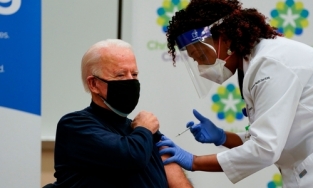 Joe Biden tiêm vaccine Covid-19 ngay trên sóng truyền hình trực tiếp