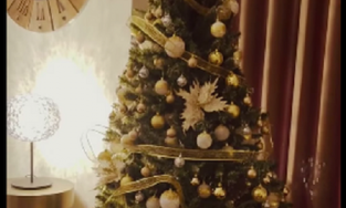 Lệ Quyên khoe ảnh nhận quà Giáng sinh, Lâm Bảo Châu liền có động thái gây chú ý