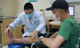Tự chườm nóng vết thương sưng tấy, thanh niên bị hoại tử chân