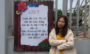 Tấm bảng lưu ý dành cho khách đến chúc Tết bỗng tạo thành trend check-in