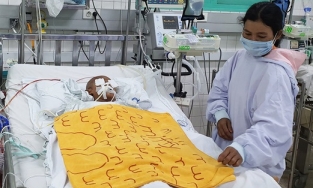 Bé trai 4 tuổi bị dượng say xỉn dùng kéo đâm từ mắt xuyên qua não nguy kịch