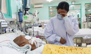 Mẹ bé trai 4 tuổi bị dượng say xỉn dùng kéo đâm xuyên mắt, chấn thương não: Chồng vừa mất, người thân không quan tâm