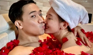Trấn Thành tung ảnh khỏa thân hôn Hari Won trong bồn tắm