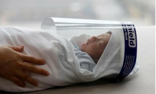 Em bé Việt Nam chào đời giữa mùa Covid trở thành ảnh ấn tượng nhất năm 2020