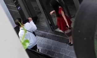 Karik bị bắt gặp đến tận nhà đón Bella đi chơi giáng sinh, nghi vấn 'gương vỡ lại lành'