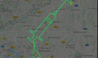 Phi công vẽ hình kim tiêm lên trời, kêu gọi người dân tiêm vaccine Covid-19