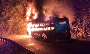 Xe giường nằm bốc cháy dữ dội, 6 người thoát nạn