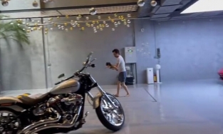  Chất như bố Cường Đô La tập bay cho con gái Suchin trong gara toàn siêu xe