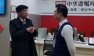 Con gái du học suốt 8 năm không liên lạc, ông bố mang hết tài sản tặng người dưng