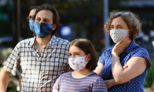 Tiêm vaccine Covid-19 rồi có cần đeo khẩu trang nữa không?