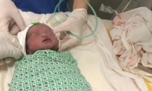 Sau sẩy thai, cổ tử cung sản phụ bất ngờ đóng kín bảo vệ thai còn lại