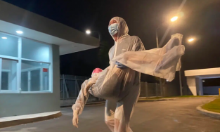 Nữ y sĩ ngất xỉu giữa đêm vì mệt đói trong khu cách ly Covid-19