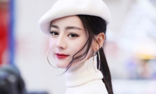 Địch Lệ Nhiệt Ba gây sốt khi nhận xét nhan sắc bản thân