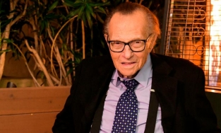 'Vua truyền hình' Mỹ Larry King nhập viện do Covid-19