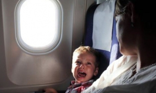Bà mẹ được khen ngợi hết lời vì ứng xử thông minh khi con khóc trên máy bay