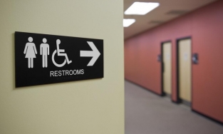 Trung Quốc: Một công ty phạt tiền nhân viên nếu đi vệ sinh quá 1 lần/ngày