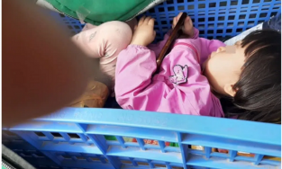 Bố shipper đặt con gái nhỏ trong giỏ đi giao hàng