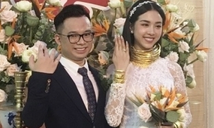 Á hậu Thúy An đeo hàng chục kiềng vàng vòng vàng trong lễ đón dâu