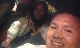 Quang Hải cho 2 cô gái quá giang trên chiếc Mẹc nổi tiếng MX một thời