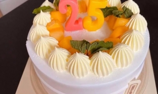 Nam Em khoe bánh sinh nhật bạn trai tặng, không quên nhắc khéo Trường Giang