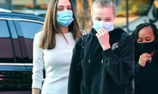 Con gái phi giới tính nhà Angelina Jolie gây ấn tượng với chiều cao nổi bật