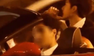 Vương Nhất Bác lộ ảnh lái siêu xe hẹn hò 'tình một đêm' với hot girl giàu có