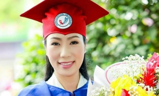  Á hậu Trịnh Kim Chi tốt nghiệp Cử nhân Trường đại học Sân khấu - Điện ảnh ở tuổi 49
