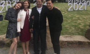 Chụp ảnh cùng con rể Trường Giang, bố Nhã Phương có cử chỉ gây bất ngờ