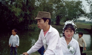 Bức ảnh đám cưới ở vùng nông thôn Nam Định những năm 90 bất ngờ gây sốt