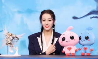 Địch Lệ Nhiệt Ba gây tranh cãi vì hành động liếm tay ở sự kiện