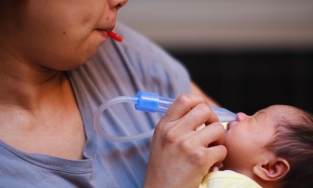 Những cách tự nhiên trị nghẹt mũi cho trẻ sơ sinh mẹ cần biết