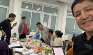 Ảnh hậu trường hé lộ bữa ăn vội giữa khuya của dàn sao Táo Quân 2021