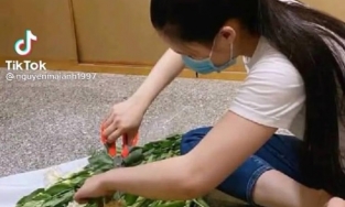 Vợ cố ca sĩ Vân Quang Long lặng lẽ đến cắm hoa ở nơi thờ chồng sau loạt scandal