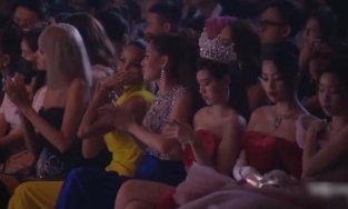 Dân tình tranh cãi việc dàn Hậu lo tám chuyện, bấm điện thoại khi tham gia sự kiện