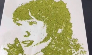 Xuất hiện đoạn clip vẽ Hải tú bằng bột trà xanh và cái kết khiến fan ấm lòng