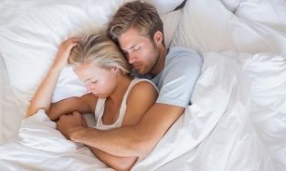 10 tư thế ngủ tiết lộ chính xác tình trạng mối quan hệ của các cặp đôi