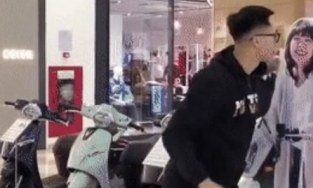 Khoảnh khắc anti-fan có hành động thiếu tôn trọng với hình ảnh của Hải Tú gây tranh cãi