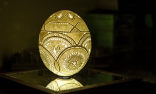 Chàng trai ở TP.HCM khắc 45.800 lỗ trên trứng, gấp 3 lần kỷ lục thế giới 