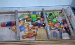 Đi thuê phòng trọ, cô gái tá hỏa phát hiện gầm giường toàn chai đựng nước tiểu