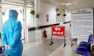 Gội đầu cho bệnh nhân 1723, nữ nhân viên mắc Covid-19