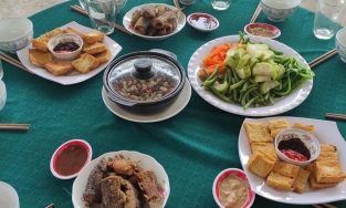 Chia tay bạn gái vì bố mẹ nàng chuẩn bị cỗ mà không có thịt